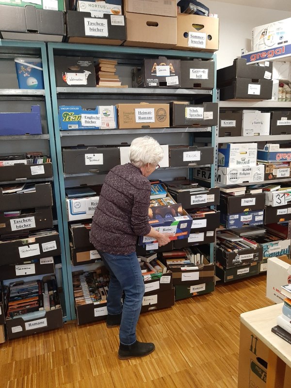 Bücherflohmarkt-Kisten stapeln sich in den Kellerregalen