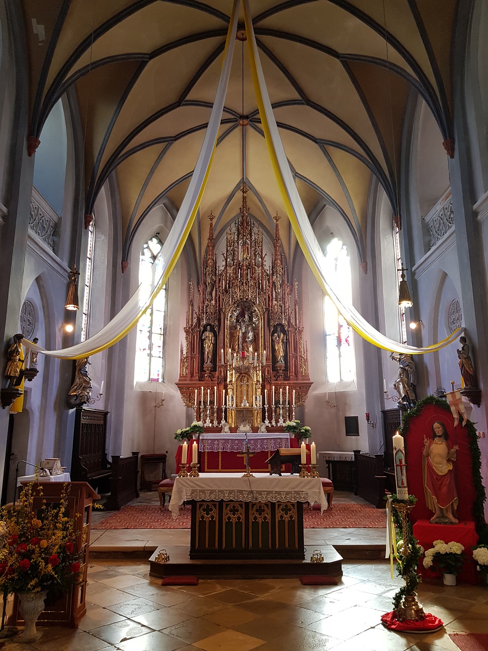 Innenansicht Pfarrkirche St. Peter und Paul Peterskirchen - Ostern