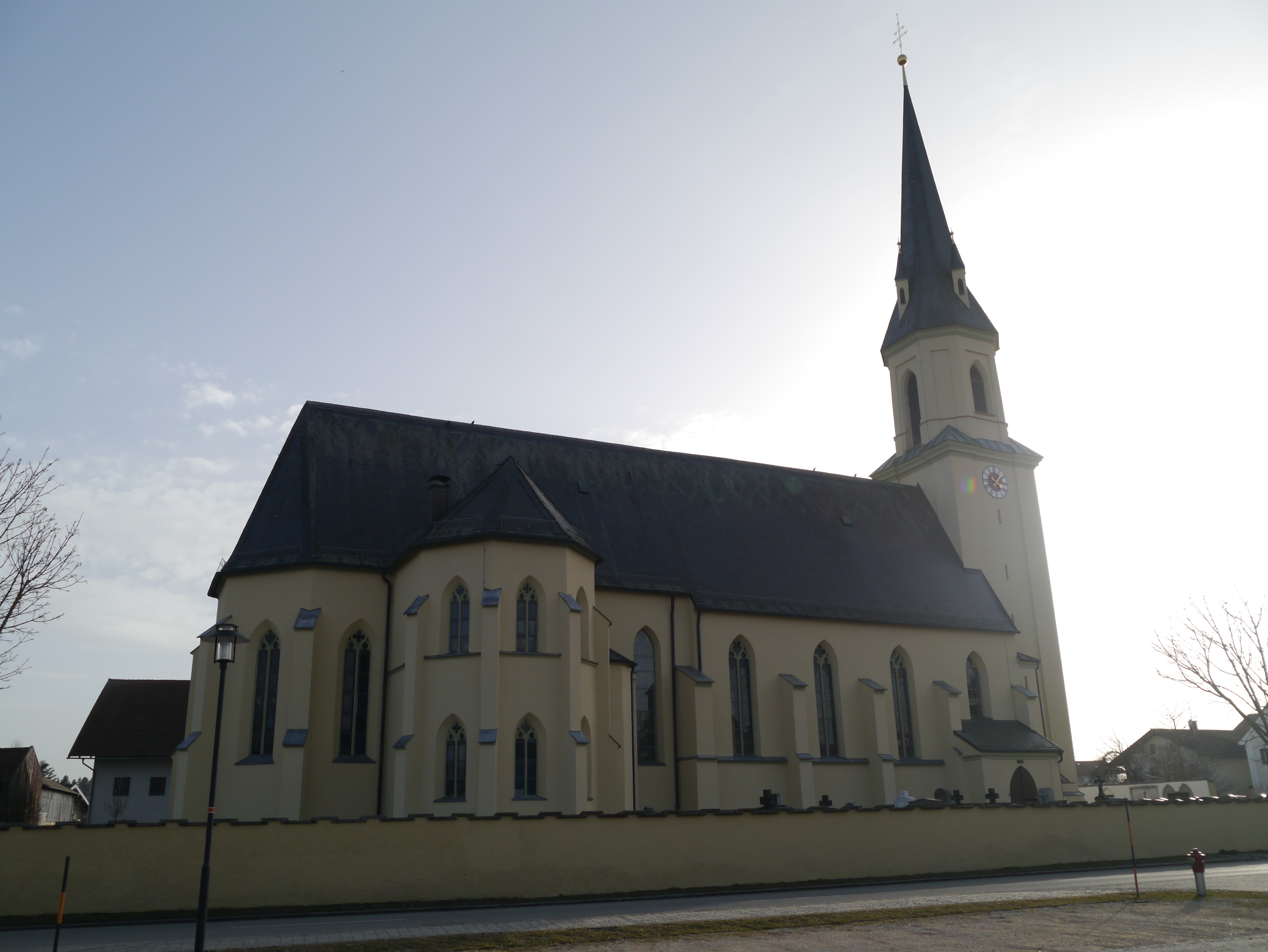 Außenansicht Pfarrkirche St. Peter und Paul Peterskirchen