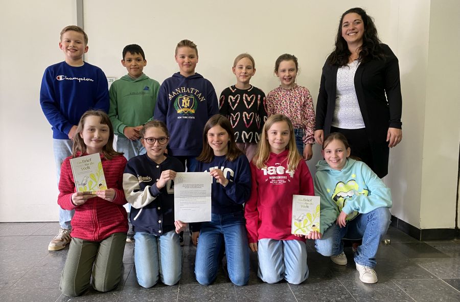 Die Klasse 4 der Grundschule Ottobrunn mit Lehrerin Maria-Grazia Cusati-Frank präsentieren den Papstbrief