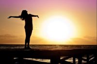 Bild Ostern 24 Frau in Sonne