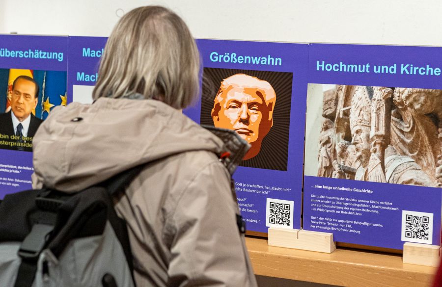 Besucherin in der Ausstellung "Kräfte, die die Welt bewegen"