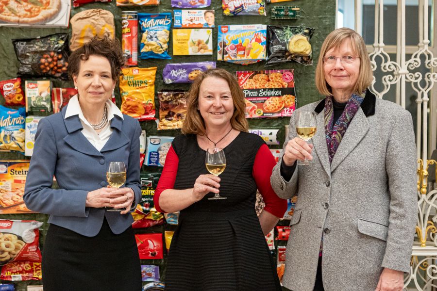 Sandra Krump, Susanne Deininger und Elisabeth Dieckmann bei der Eröffnung der Ausstellung "Kräfte, die die Welt bewegen"