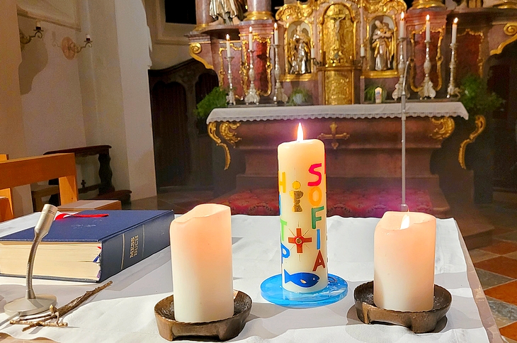 Kommunionkerze auf dem Altar der Pfarrkirche St. Martin in Babensham