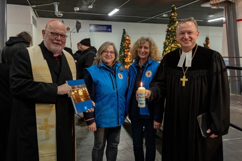 Ökumene heißt, gemeinsam den Menschen dienen – Landesbischof Kopp und Kardinal Marx bei der Weihnachtsfeier der Bahnhofsmission München 2023