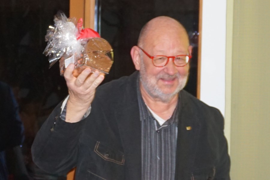 Begegnungsabend - Dekan Ulrich Bednara erhält vom Dekanatsrat ein Abschiedsgeschenk