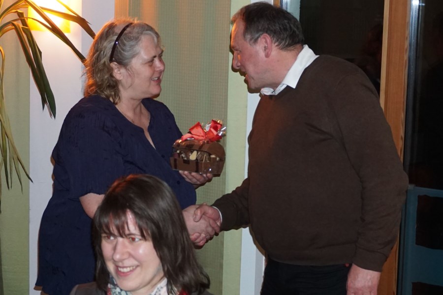 Begegnungsabend - Dekan Franz Eisenmann erhält vom Dekanatsrat ein Abschiedsgeschenk