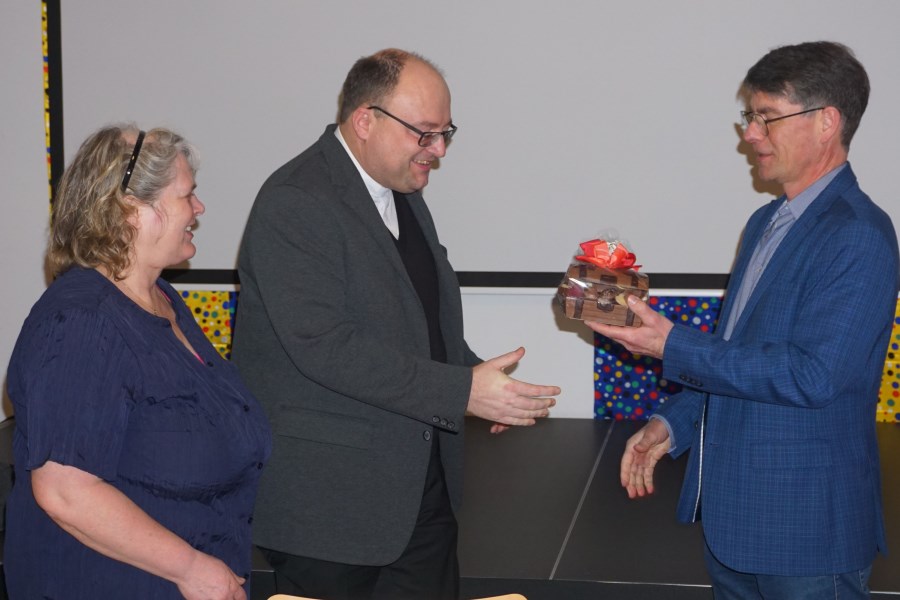 Begegnungsabend - neuer Dekan Klaus Vogl erhält von den Dekanatsräten ein Begrüßungsgeschenk