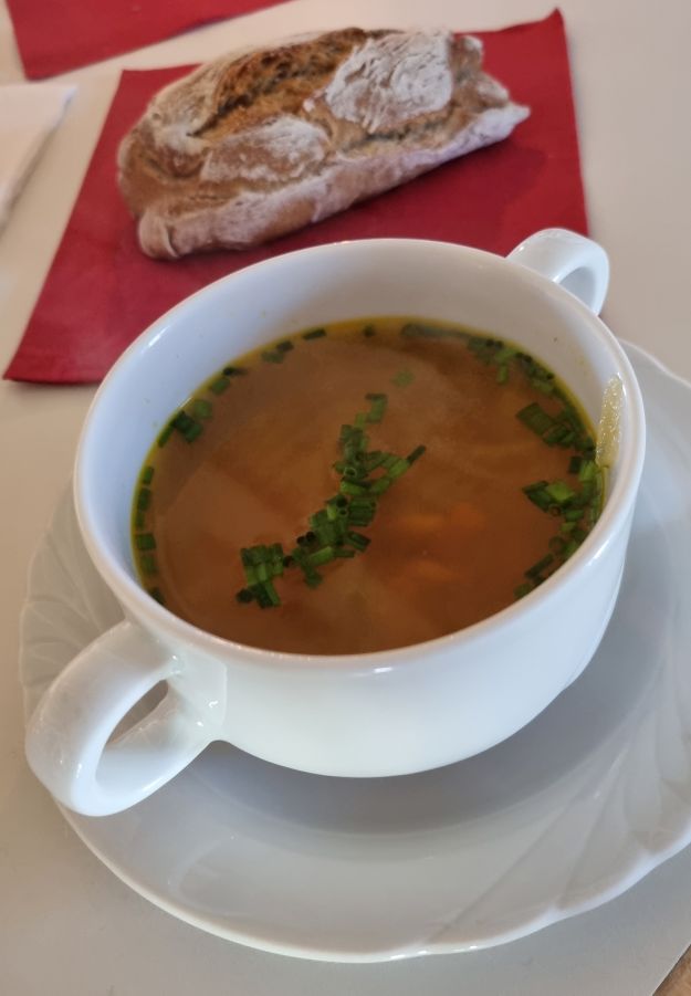 Fastensuppe und Brot für das Fastenessen in Forstinning