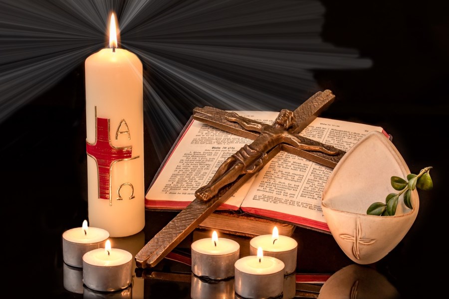 Stillleben zu Ostern mit Kreuz und Kerze