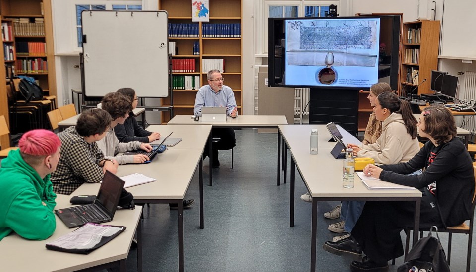 Seminarsitzung in der Bibliothek des Instituts für Bayerische Geschichte