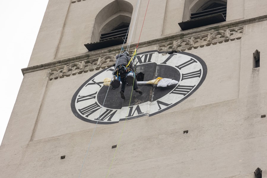 Der reparierte Minutenzeiger wird am Alten Peter angebracht