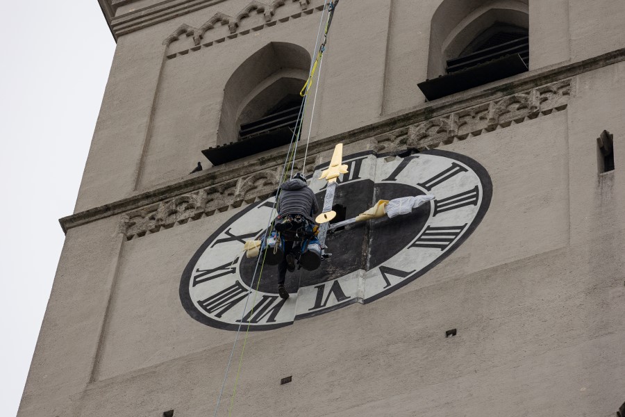 Die reparierten Uhrzeiger hängen wieder am Alten Peter