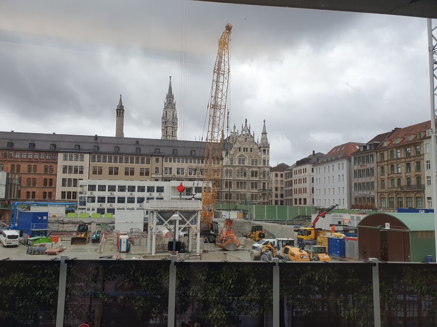 Bild aus dem ersten Stock auf eine Baustelle im Zentrum von München (hinter dem Rathaus)