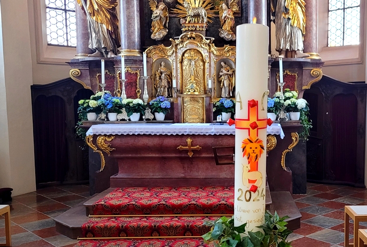 Osterkerze in der Pfarrkirche St. Martin. Babensham