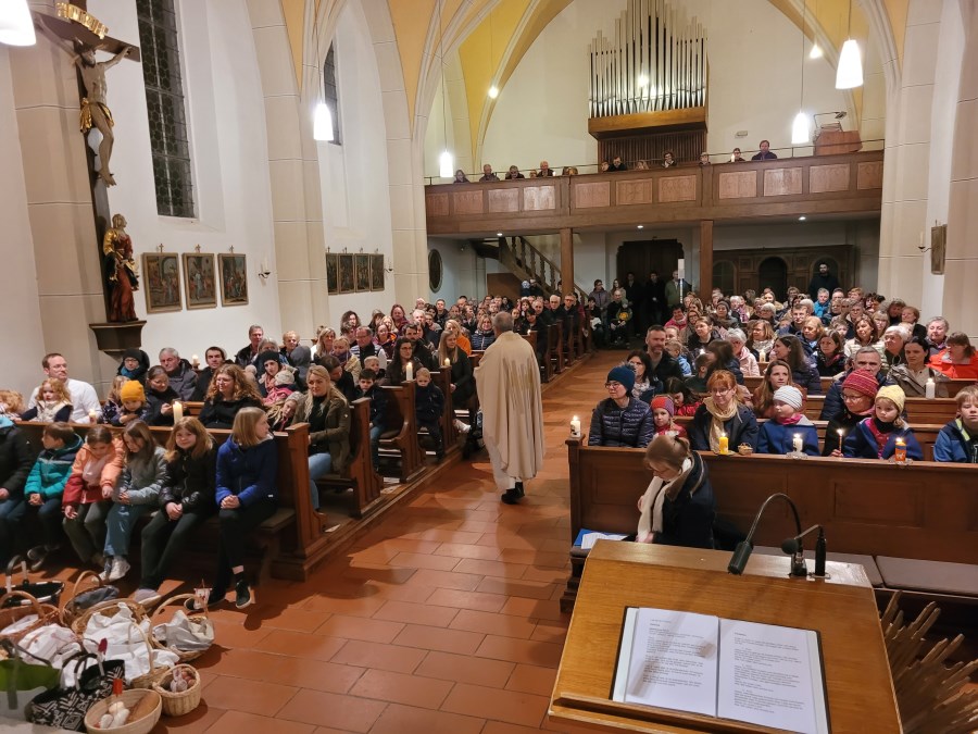 Aus der Osterlichtfeier für Kinder und Familien 2024 in der Pfarrkirche St. Kastulus Vilsheim