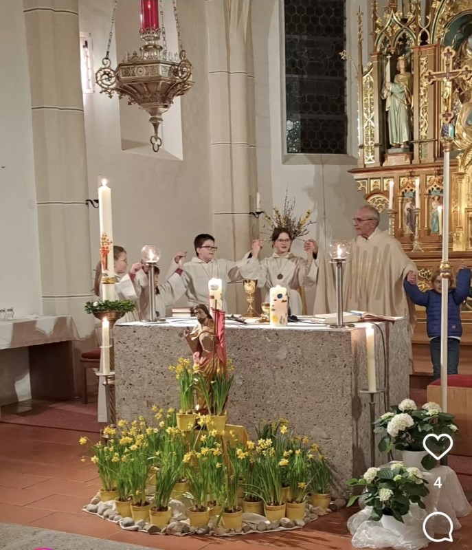 Osterlichtfeier für Familien - Blick in den Altarraum zum Vaterunser