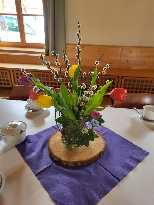 Besinnungstag der Frauen Altfraunhofen und Baierbach - wundervolle Kaffeetische mit Tulpen und Palmkätzchenzweigen