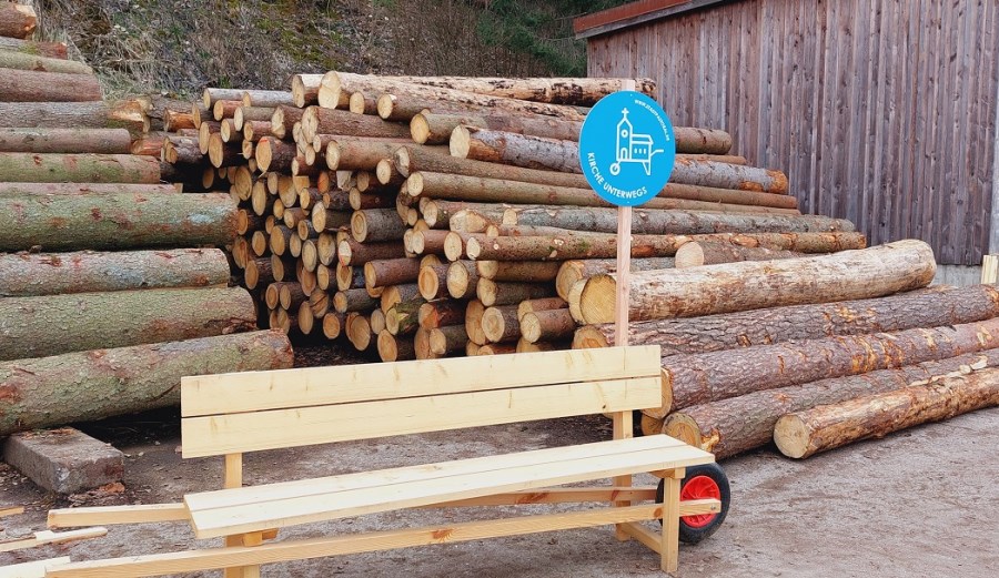 Seelsorgebank vor Holzstapel