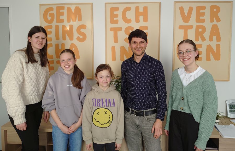 (v.l.) Die Schülerinnen Nika Paponja, Anna Abfalter, Theresa Hönig, Direktor Nicholas Mayer und Schülerin Daniela Hönig an der Mädchenrealschule Freilassing