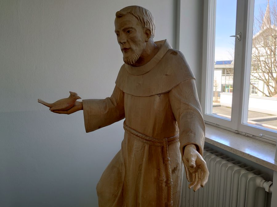 Statue von Franz von Assisi, dem Namenspatron der Mädchenrealschule Freilassing