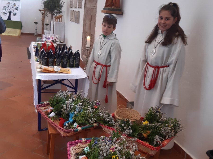 Verkauf von selbst gebundenen Palmbuschen in der Pfarrei Baierbach durch die Ministranten