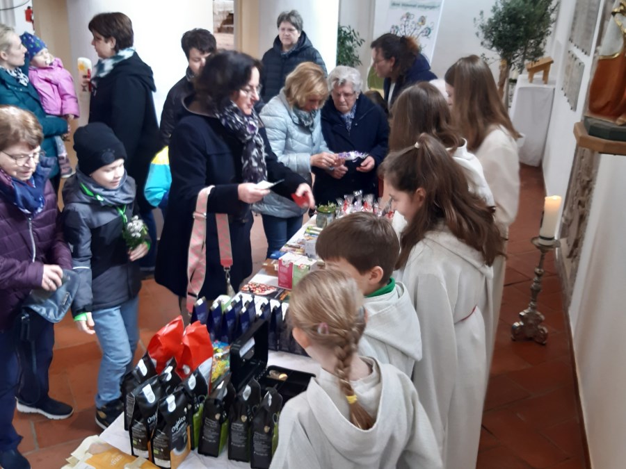 Verkauf von Palmbuschen und Eine-Welt-Waren durch die Ministranten am Palmsonntag in der Pfarrei Baierbach