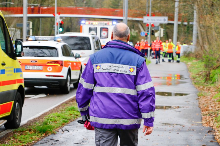 Krisenseelsorger im Einsatz mit Rettungs- und Notarztwagen