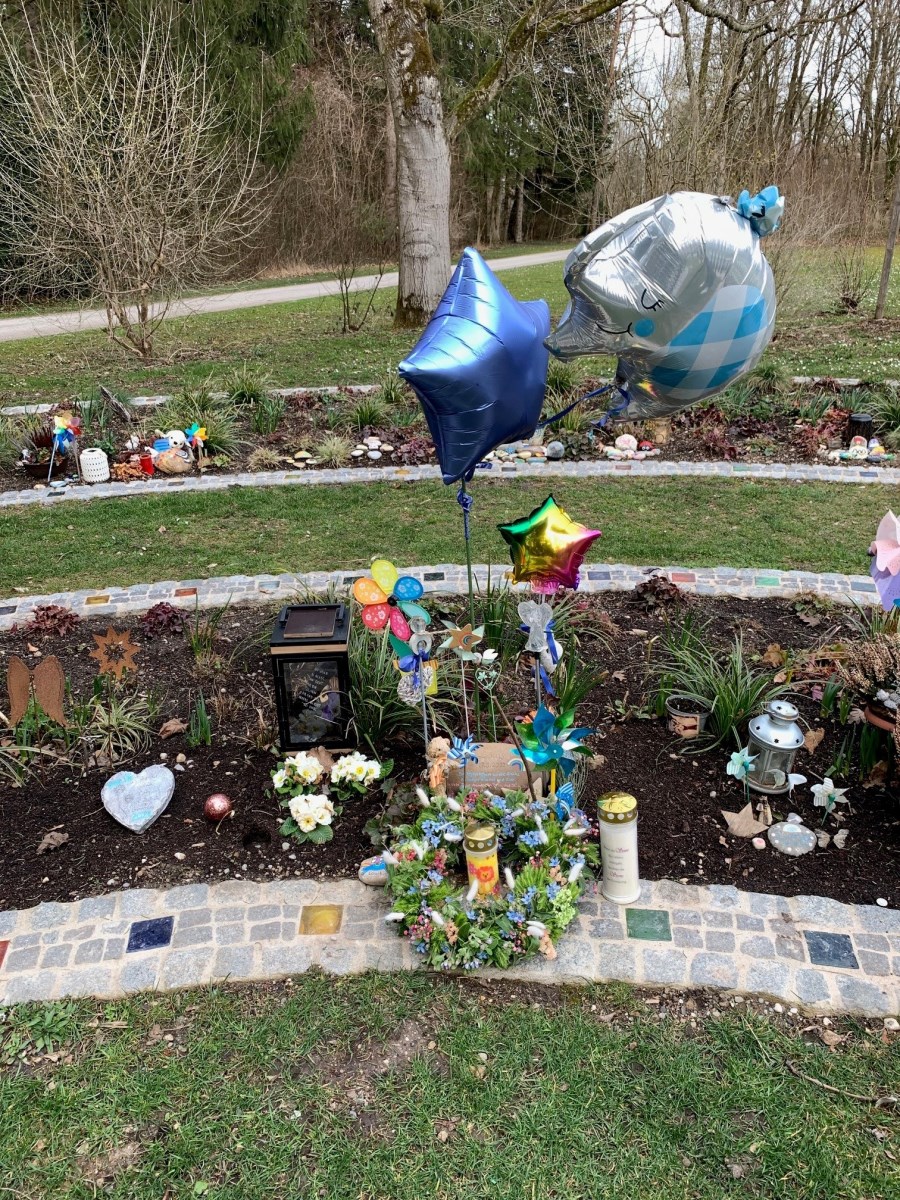 Auf dem Foto ist die Grabanlage „Regenbogen“ für Föten und totgeborene Kinder auf dem Waldfriedhof, Neuer Teil, zu sehen