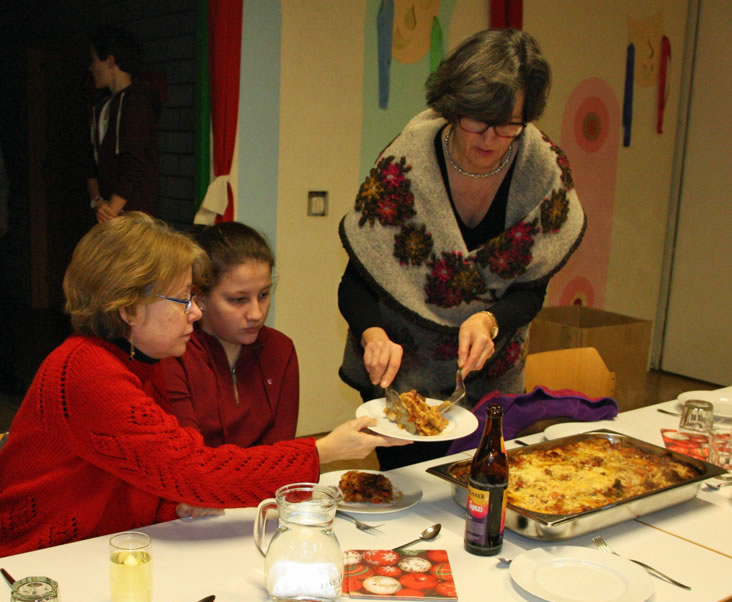 Sonntagsmensa Kuchenausgabe