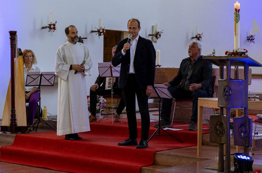 Gemeindereferent Werner Hofmann bei einem Musikgottesdienst in Bad Endorf