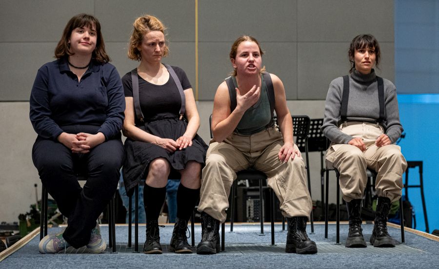 Von links: Caroline Dauer, Caroline Schur, Hanna Blüm und Katharina Antonin bei der Probe zum Theaterstück "Gerichtet" in der Münchner Jugendkirche