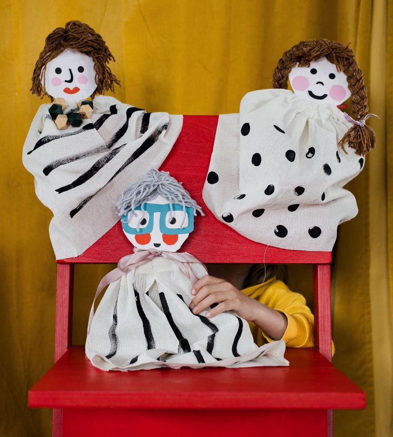 Kind spielt mit Puppen Theater