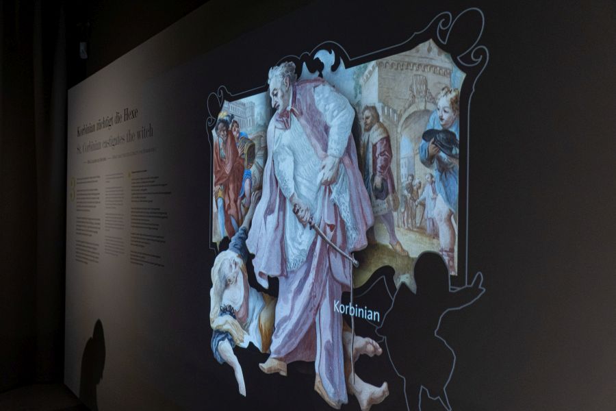 Projektion "Korbinian züchtigt die Hexe" in der Bayerischen Landesausstellung im Diözesanmuseum Freising
