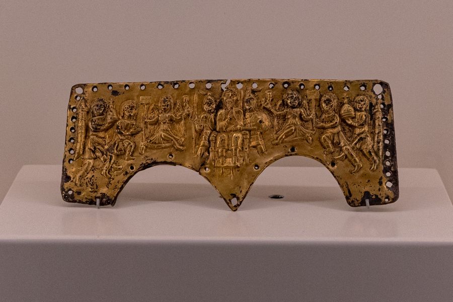 Schmuckplatte mit Darstellung der Krönung des Langobardenkönigs Agilulf als Exponat auf der Bayerischen Landesausstellung
