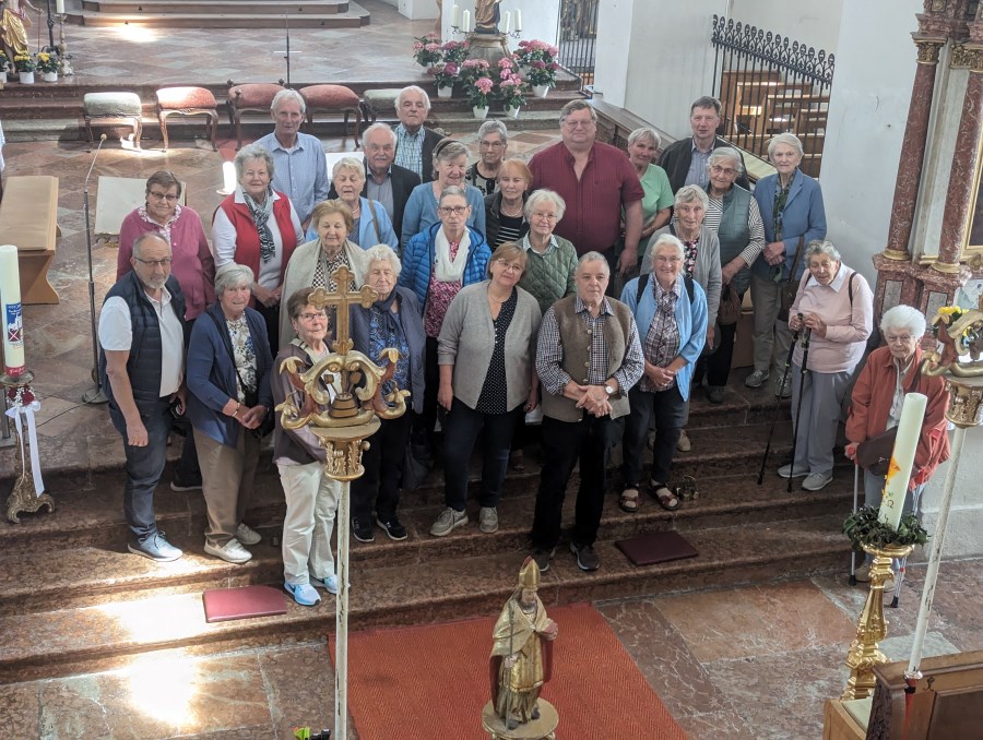 Gruppenfoto vom Seniorenausflug in der Isener Kirche