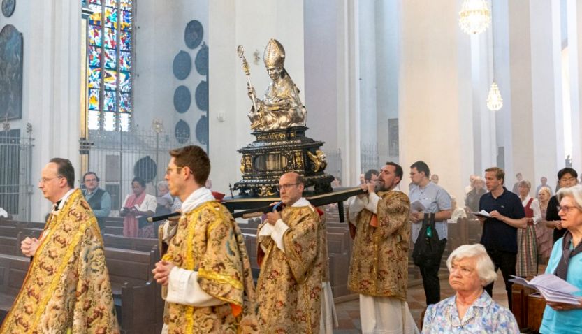Einzug zum Gottesdienst des Bennofests 2023 mit Generalvikar Christoph Klingan im Münchner Liebfrauendom