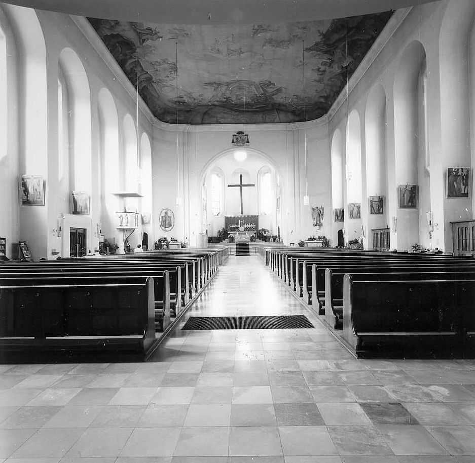 Innenansicht von St. Korbinian in München-Untersendling