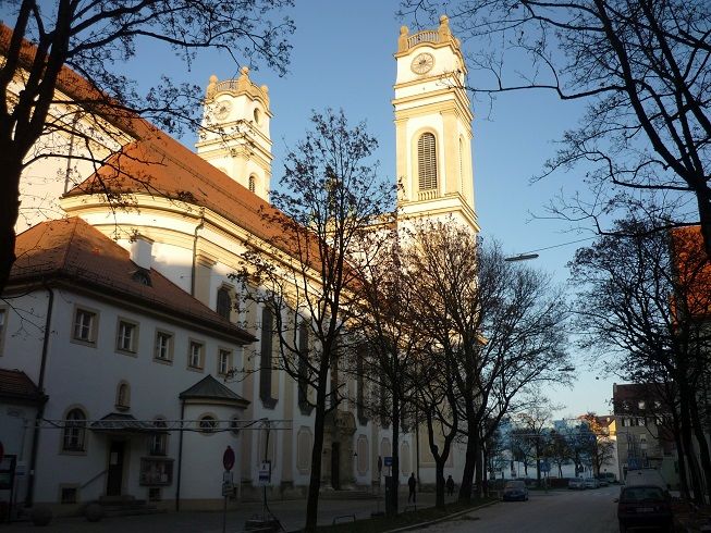 Außenansicht von St. Korbinian in München-Untersendling