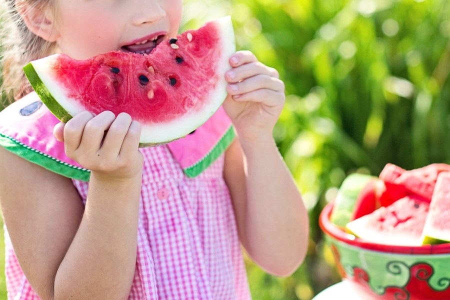 Kind isst eine Wassermelone