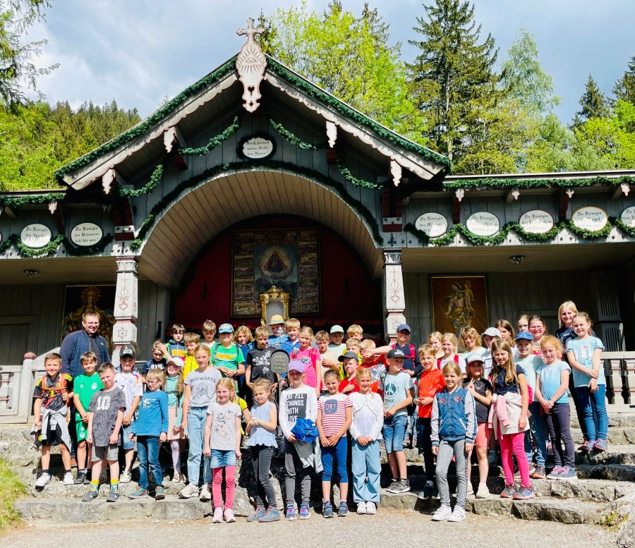 Gruppenfoto aller Erstkommunionkinder mit Pfr. Basta vor dem Freiluftaltar in Birkenstein