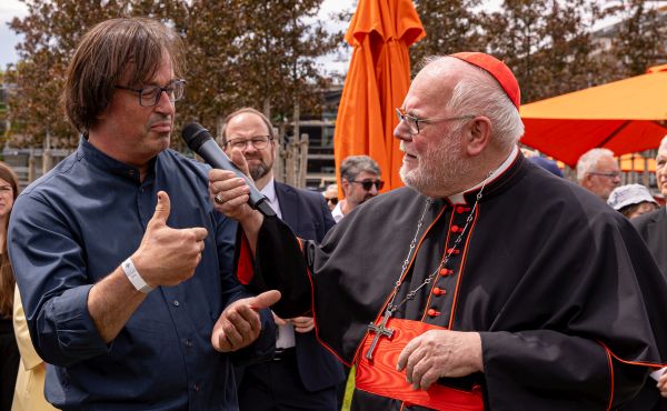Kardinal Reinhard Marx interviewt den Künstler Christian Schnurer auf der Landesgartenschau