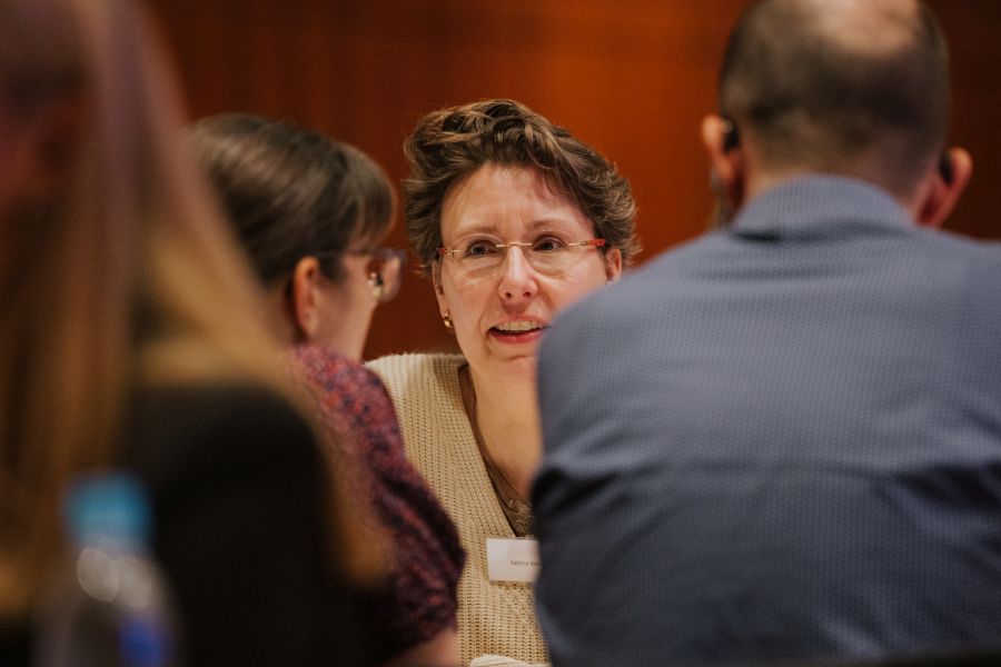 Teilnehmende des Seelsorgetags im Gespräch