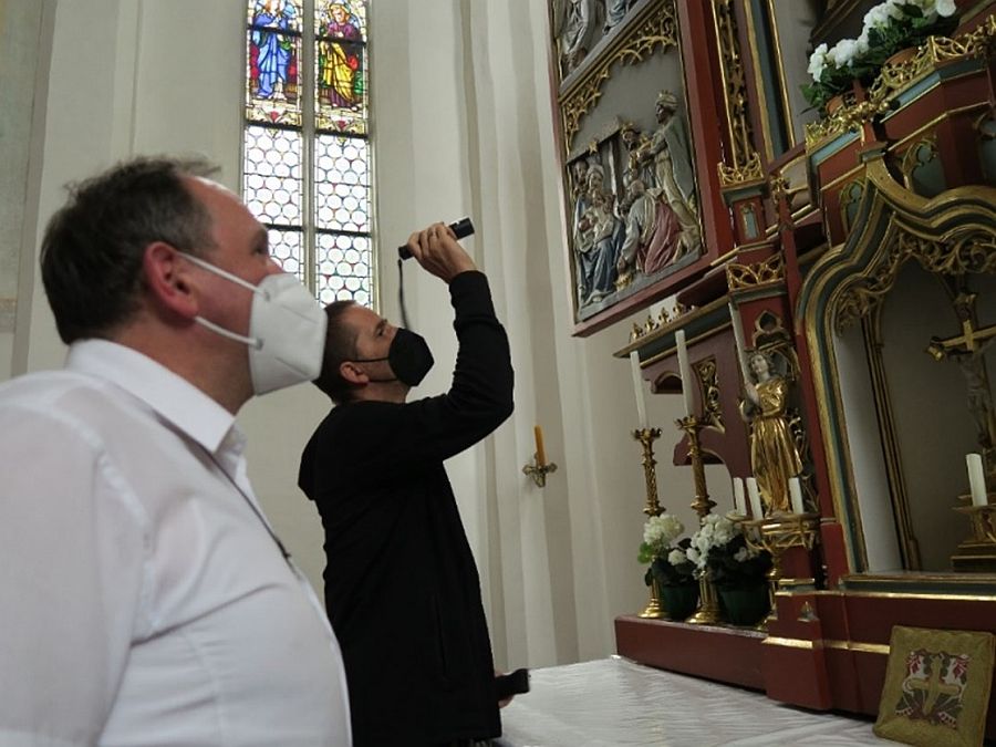 Untersuchung auf Schädlingsbefall in einer Kirche