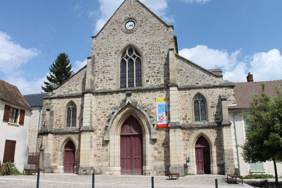 St. Clement Arpajon mit Bistumsjubiläumsfahne aus Freising