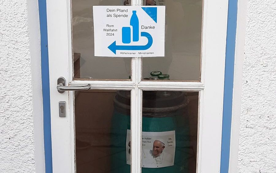 Schild mit Bitte um Pfandspende für die Ministrantenwallfahrt nach Rom in Großhöhenrain