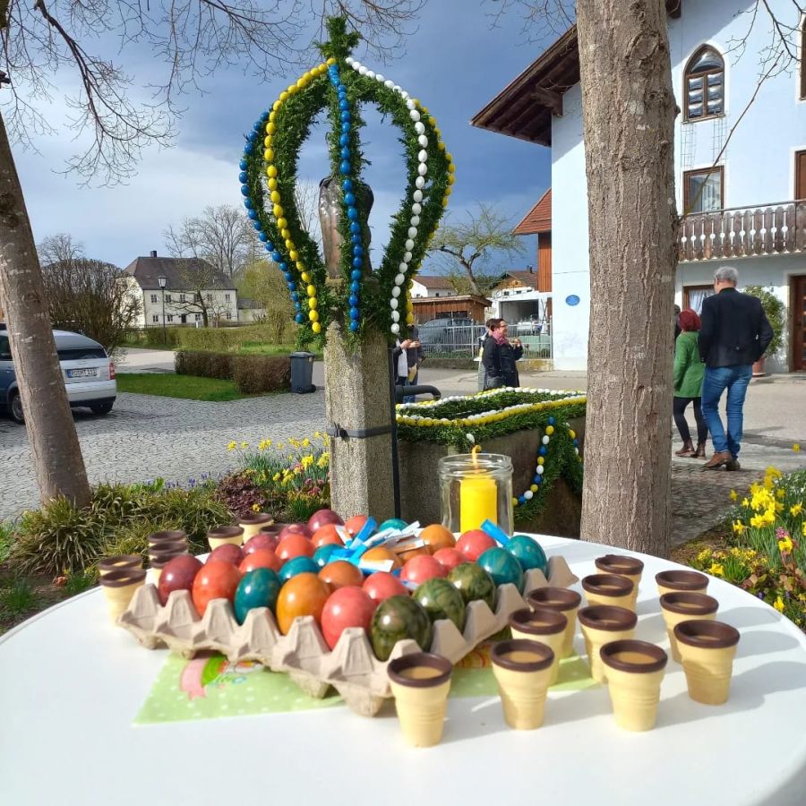 Der von den Ministranten geschmückte Osterbrunnen in Obing