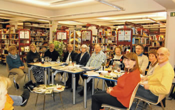 Teilnehmer der Leserunde in der Stadtbibliothek von Moosach.