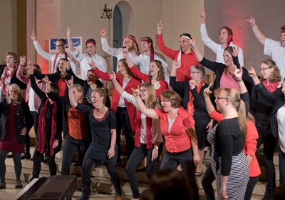 Der Chor Soundsationell mit einer Tanzpose beim Singen