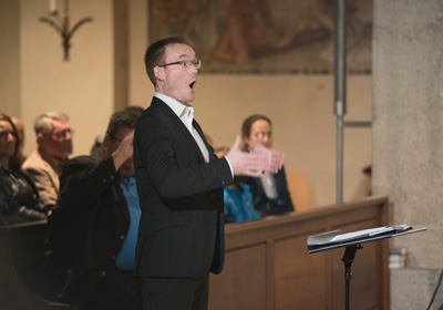 Der Chorleiter Sebastian Winkler vom Chor Soundsationell beim Dirigieren
